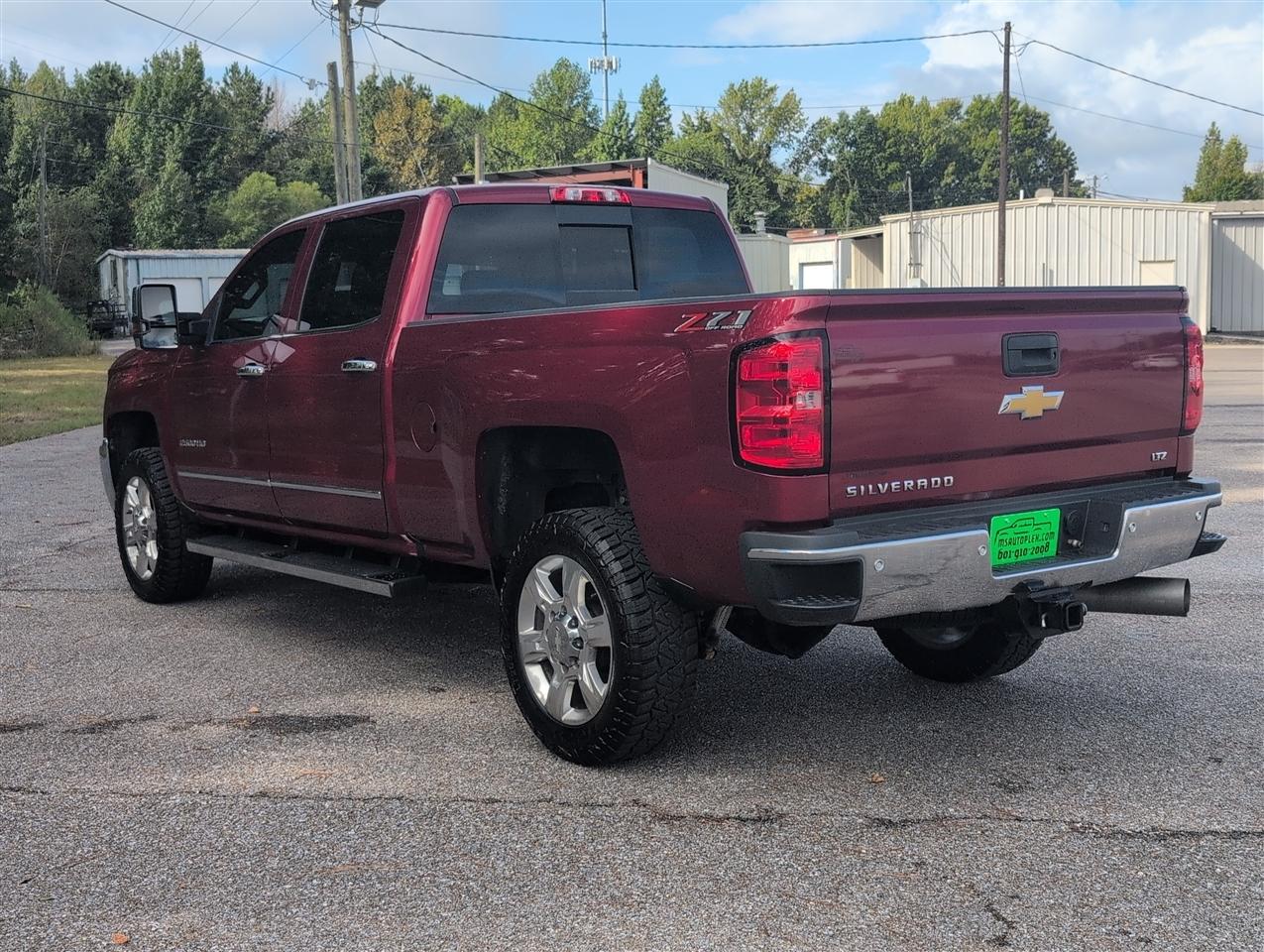 Chevrolet Silverado photo 3