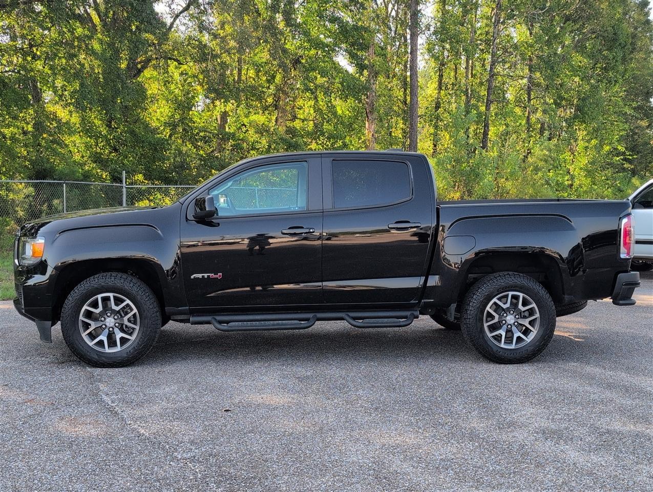 GMC Canyon photo 2