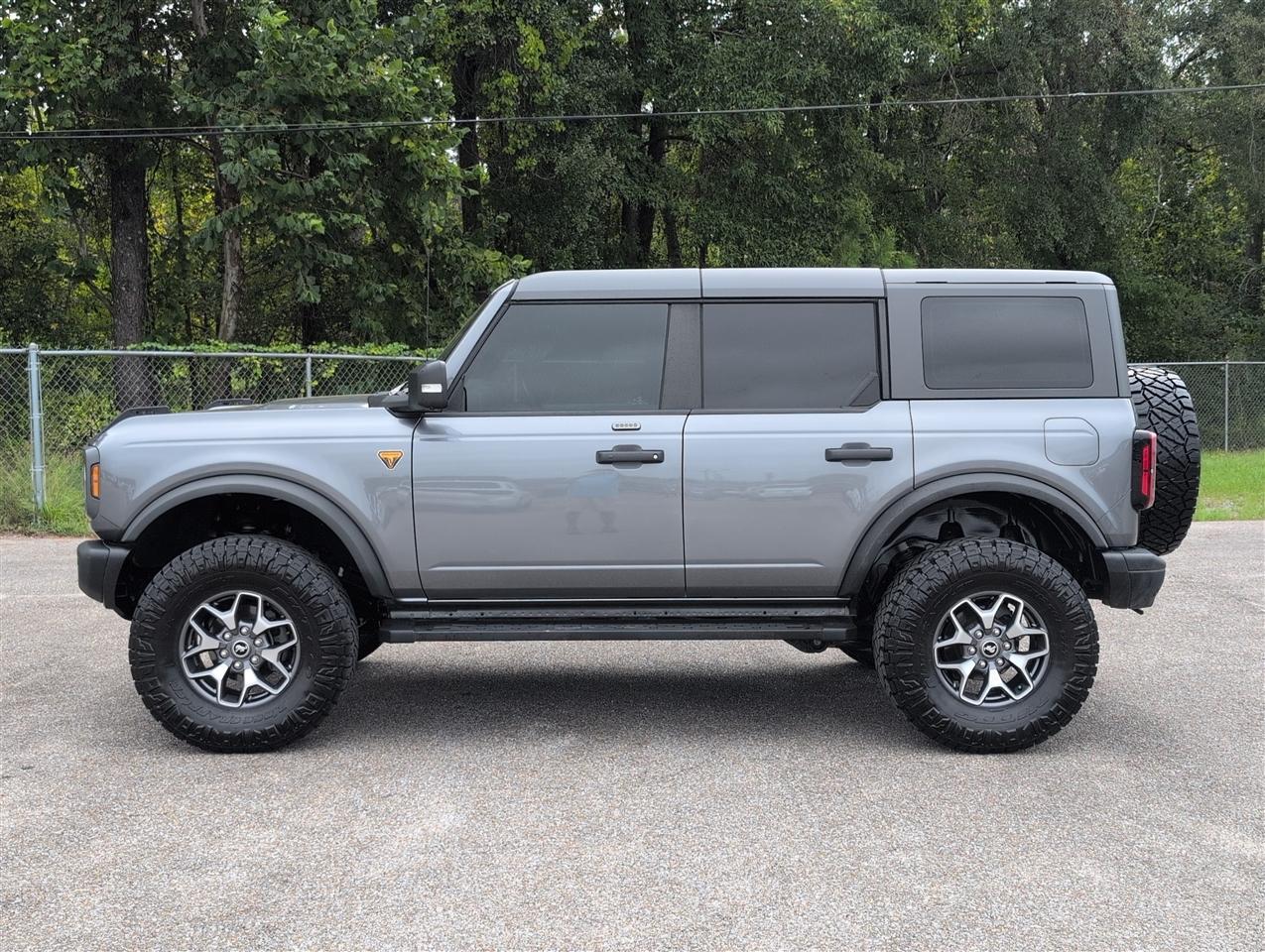 Ford Bronco photo 2