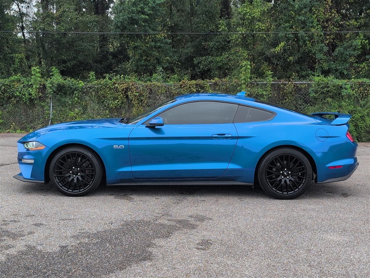 Ford Mustang photo 2