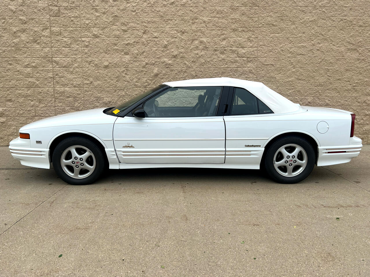 1994 Oldsmobile Cutlass Supreme photo 2