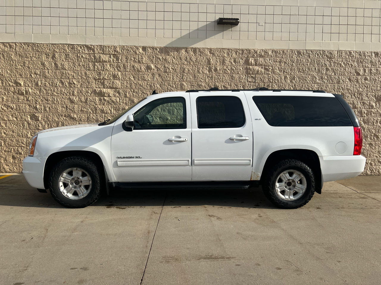 GMC Yukon XL 4WD 4dr 1500 SLT 2010