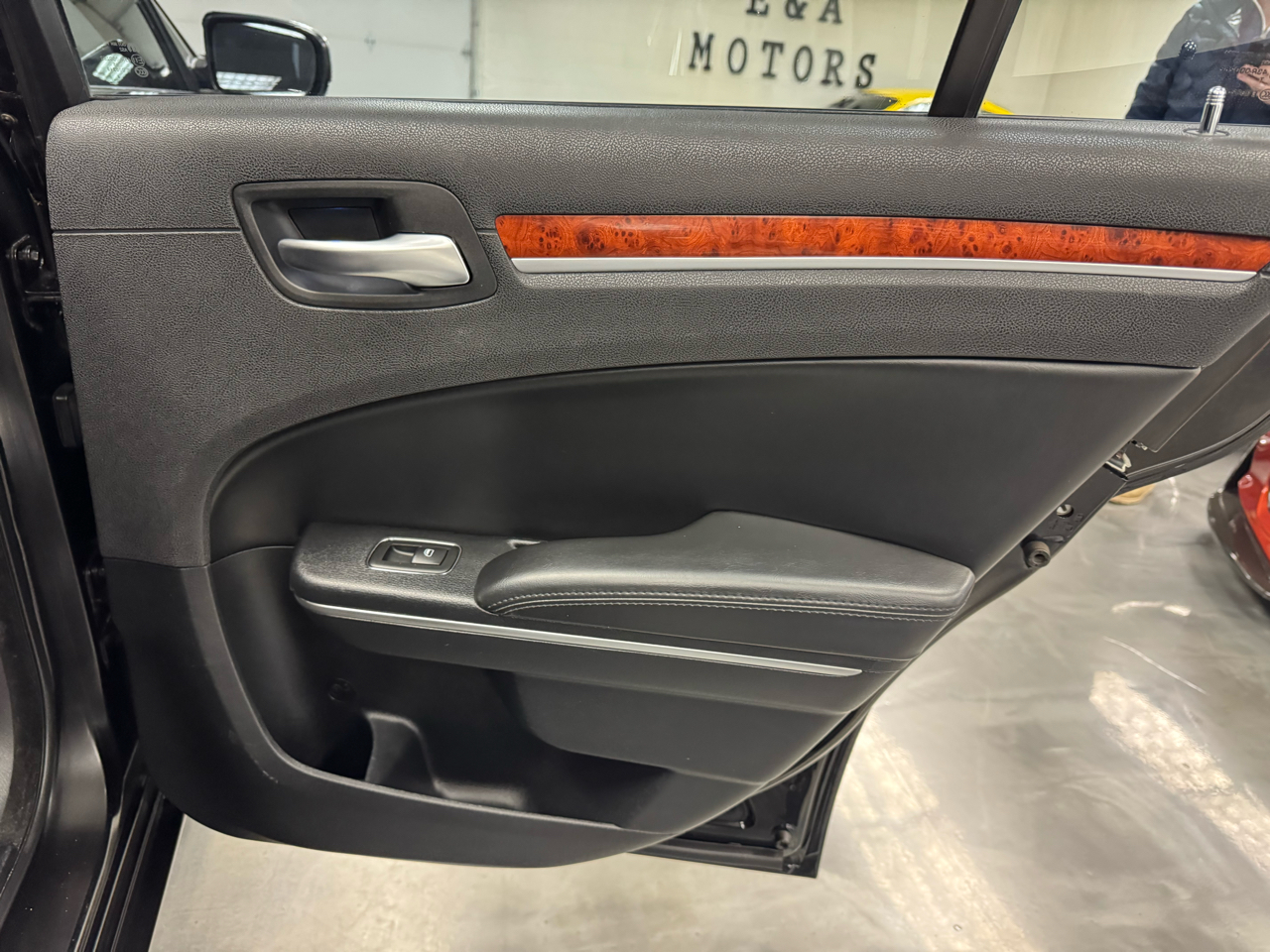 Chrysler 300 4dr Sdn RWD 2014