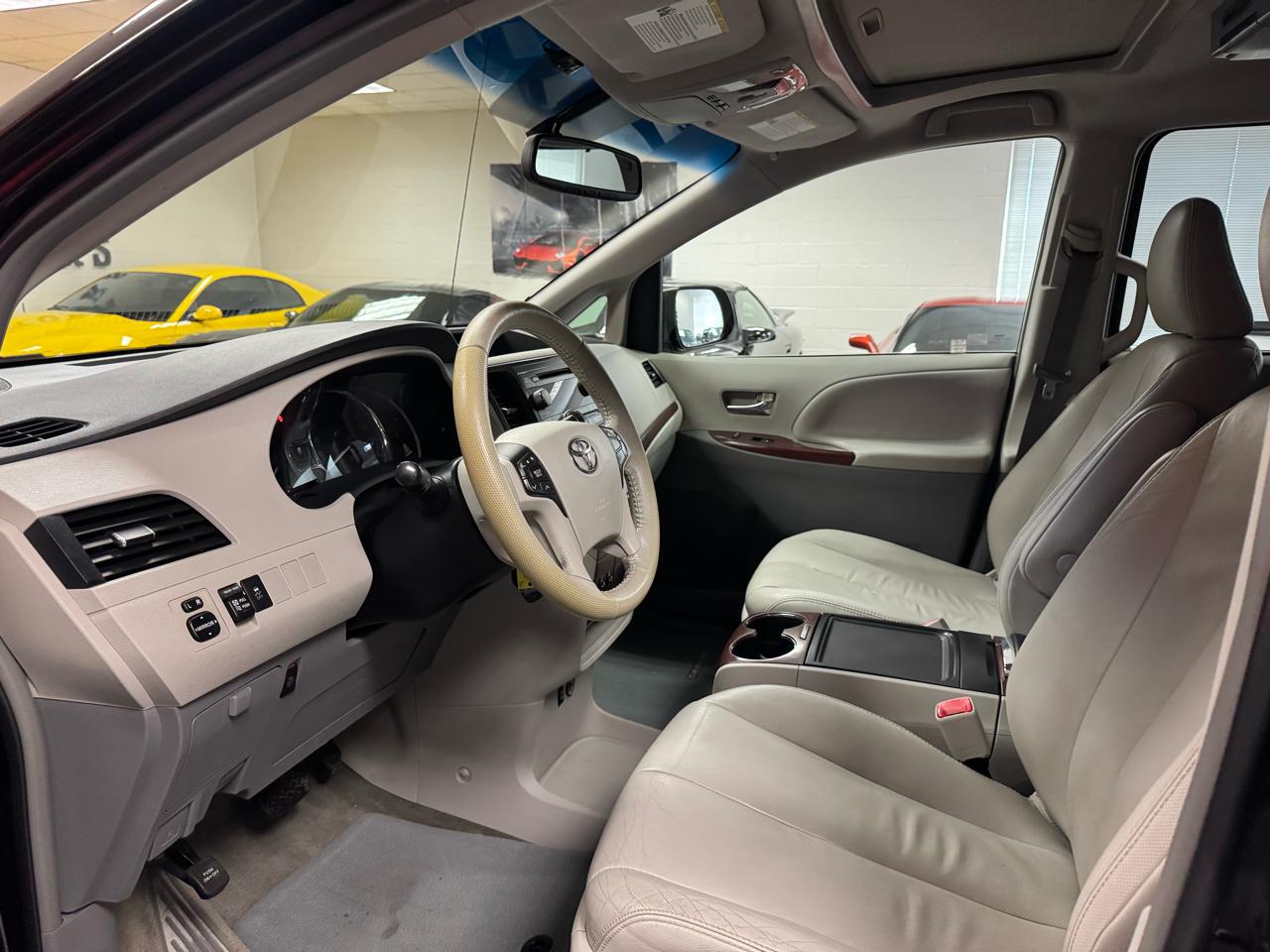 Toyota Sienna  2013