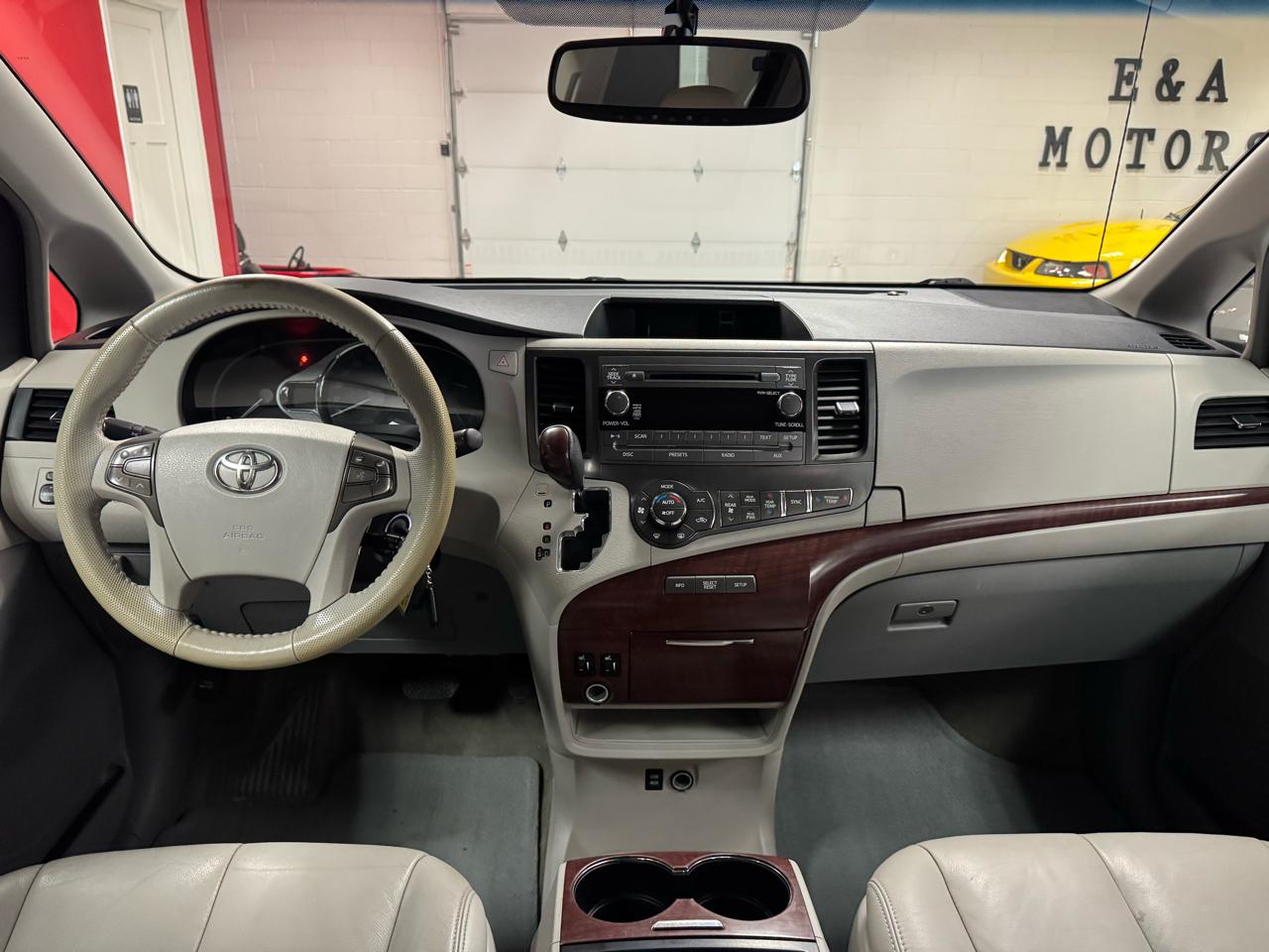 Toyota Sienna  2013