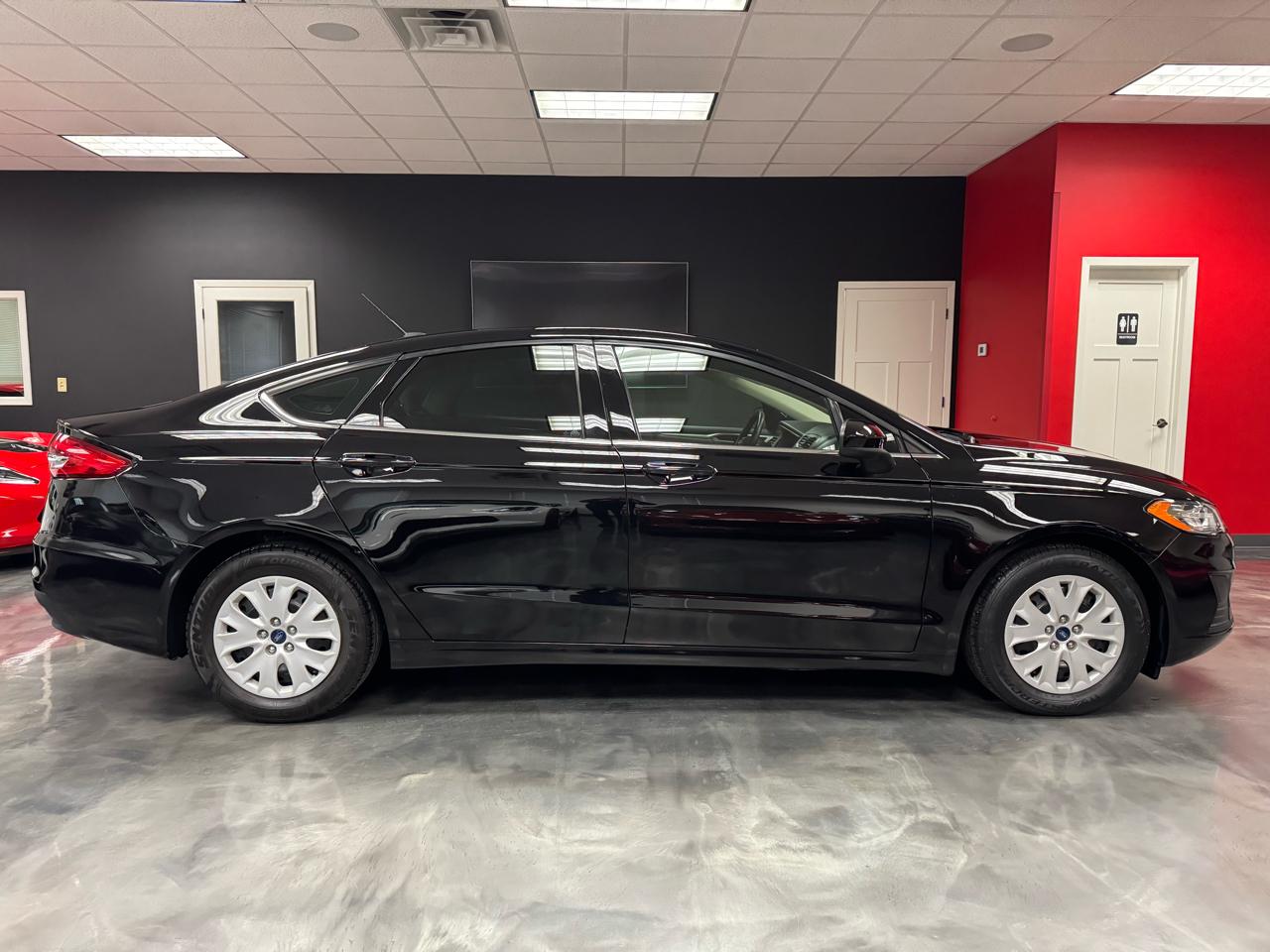 Ford Fusion S FWD 2019