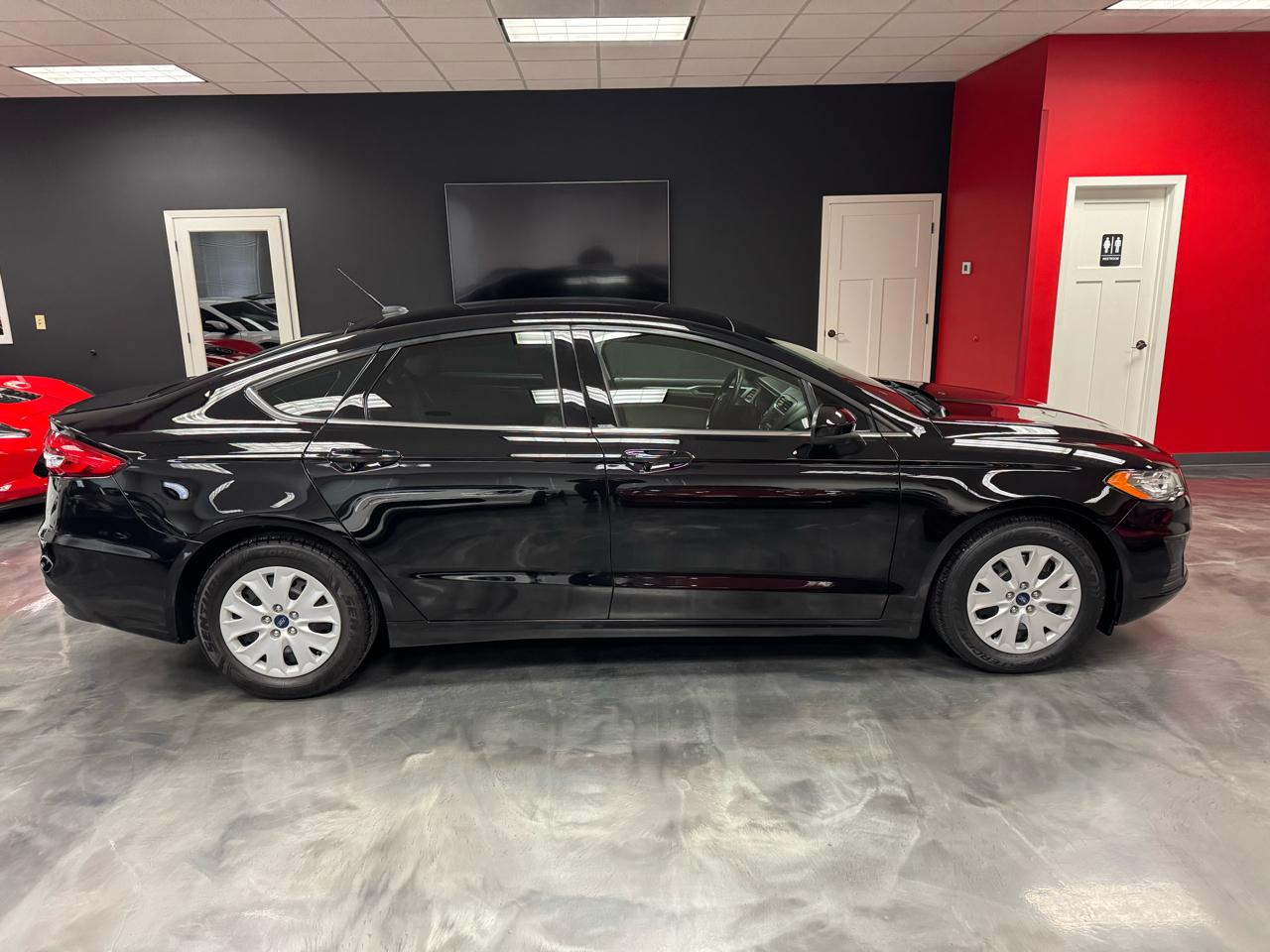 Ford Fusion S FWD 2019