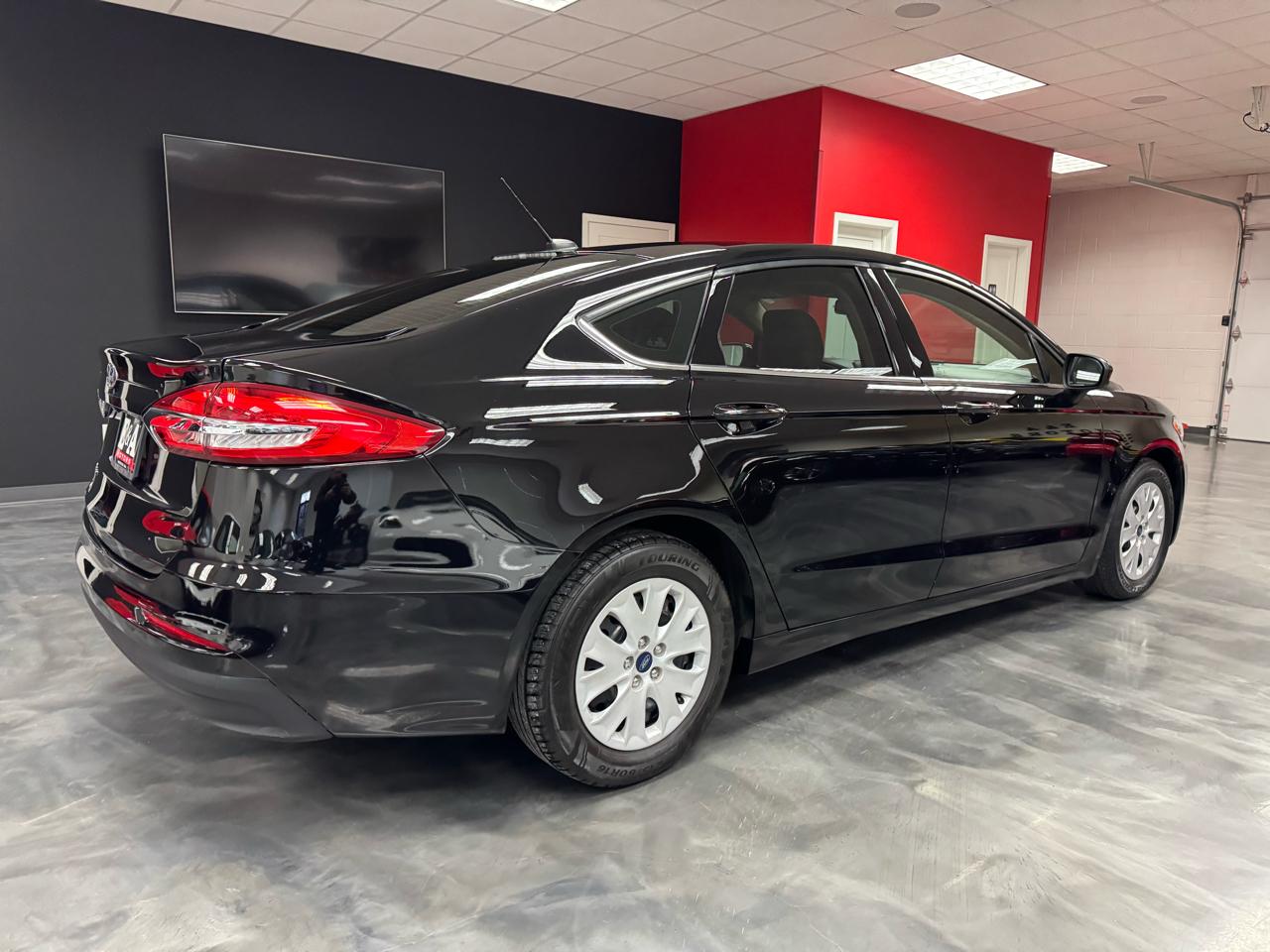 Ford Fusion S FWD 2019
