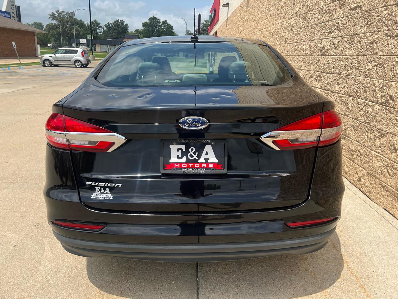 Ford Fusion S FWD 2019