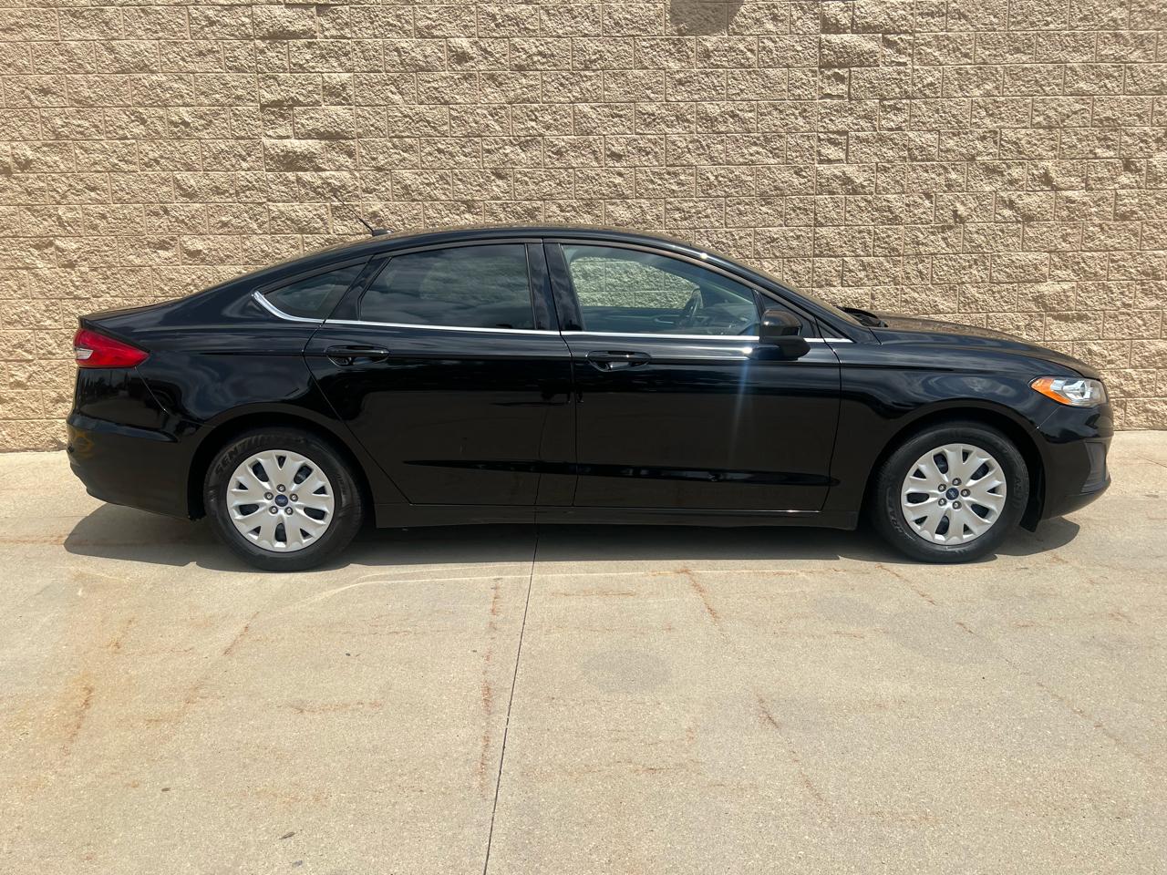 Ford Fusion S FWD 2019