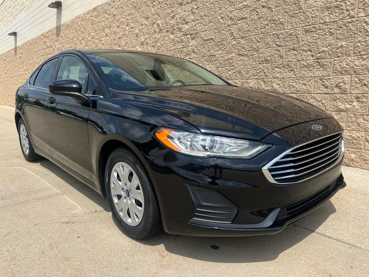 Ford Fusion S FWD 2019
