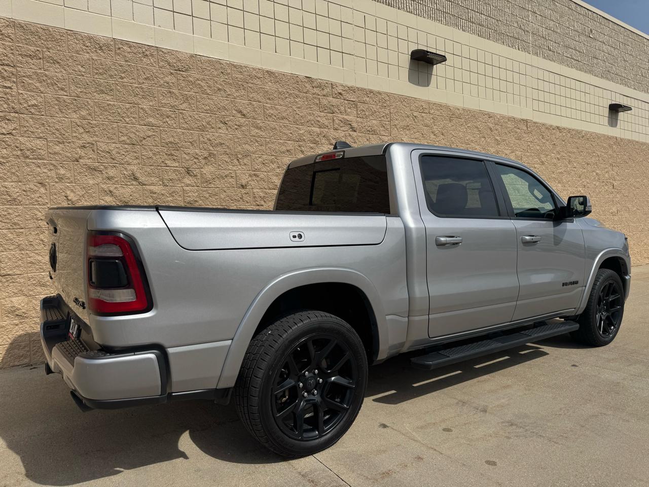 RAM 1500 Laramie 4x4 Crew Cab 5'7" Box 2020