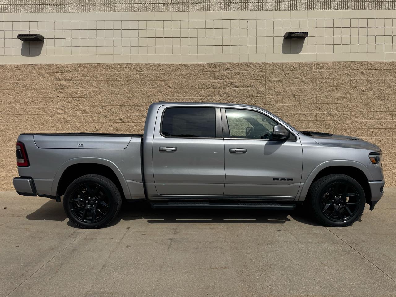 RAM 1500 Laramie 4x4 Crew Cab 5'7" Box 2020