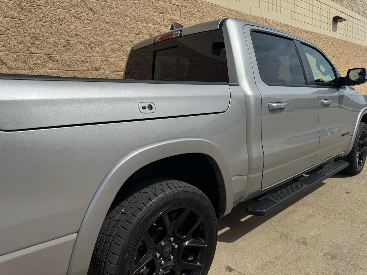 RAM 1500 Laramie 4x4 Crew Cab 5'7" Box 2020