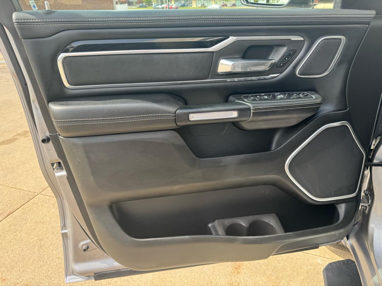 RAM 1500 Laramie 4x4 Crew Cab 5'7" Box 2020