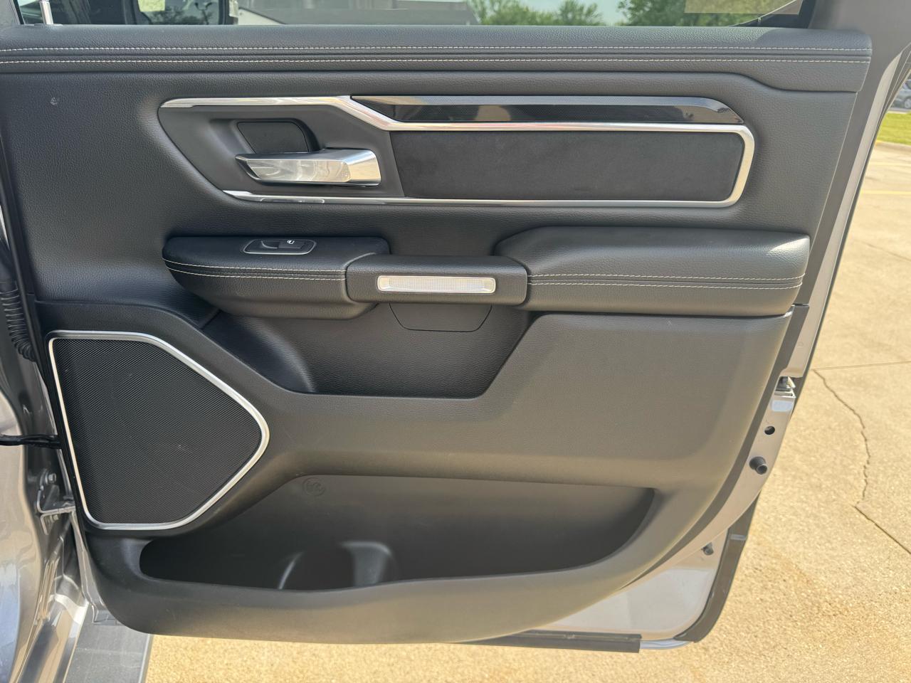 RAM 1500 Laramie 4x4 Crew Cab 5'7" Box 2020