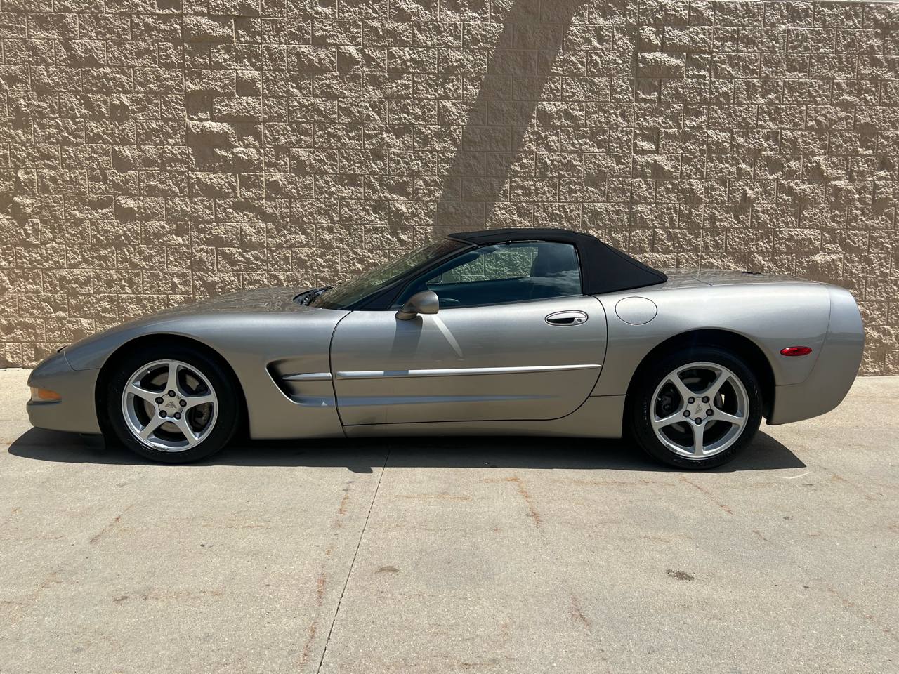 Chevrolet Corvette 2dr Convertible 2001