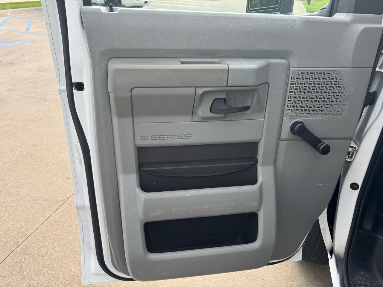 Ford Econoline Commercial Cutaway E-350 Super Duty 138" DRW 2015