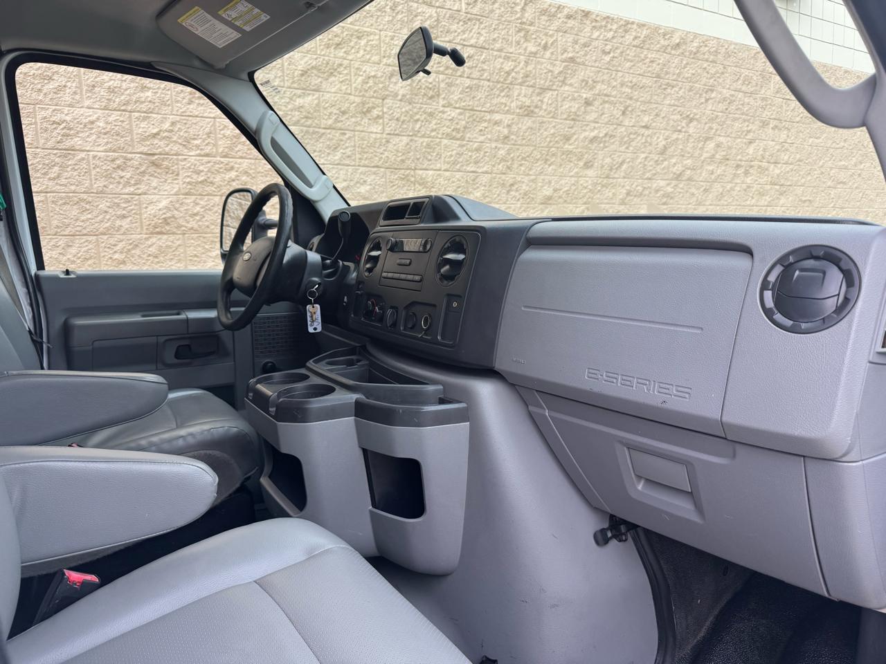 Ford Econoline Commercial Cutaway E-350 Super Duty 138" DRW 2015