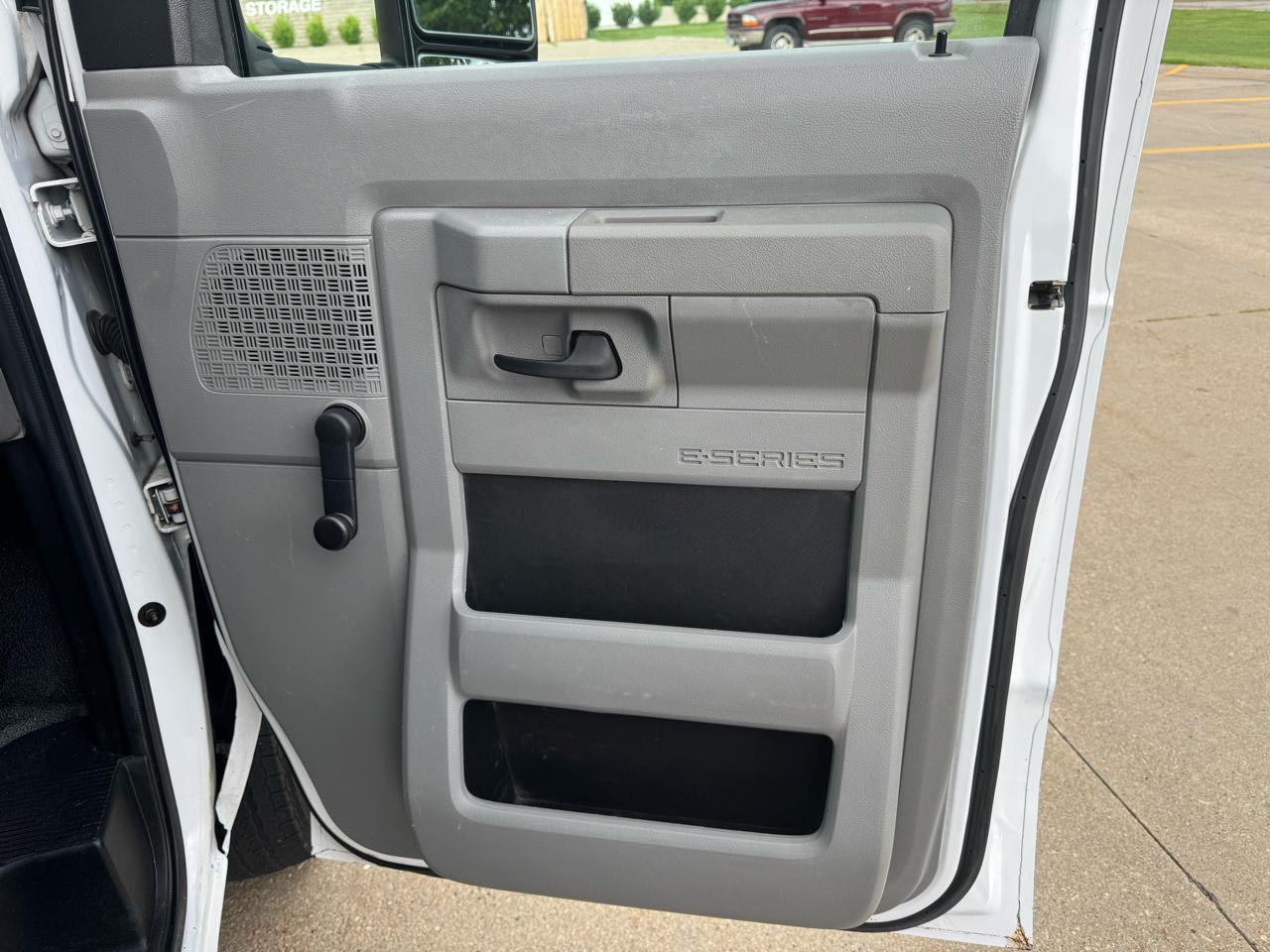 Ford Econoline Commercial Cutaway E-350 Super Duty 138" DRW 2015