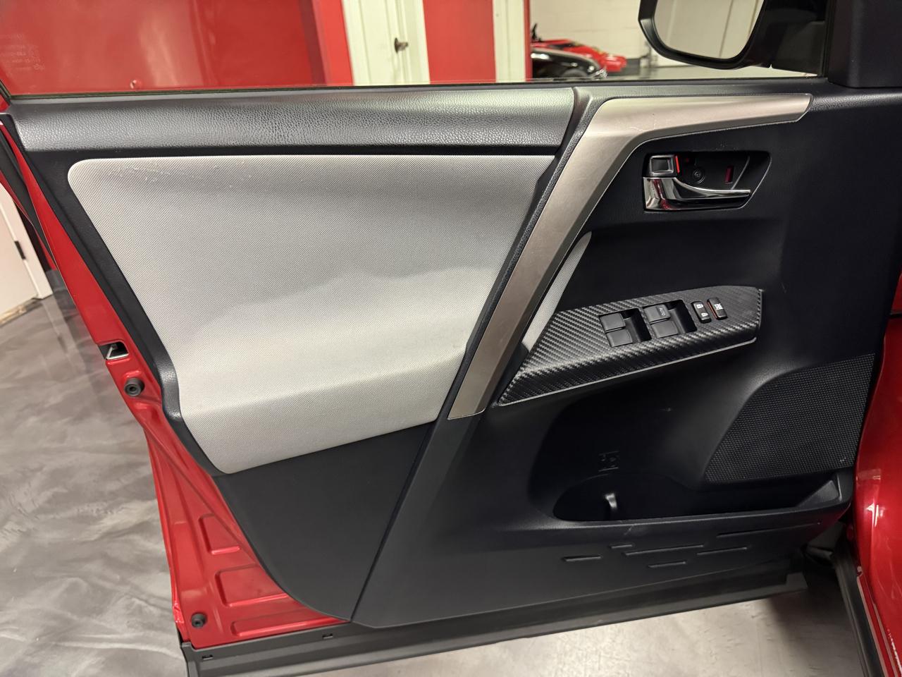 Toyota RAV4 AWD 4dr XLE (Natl) 2015