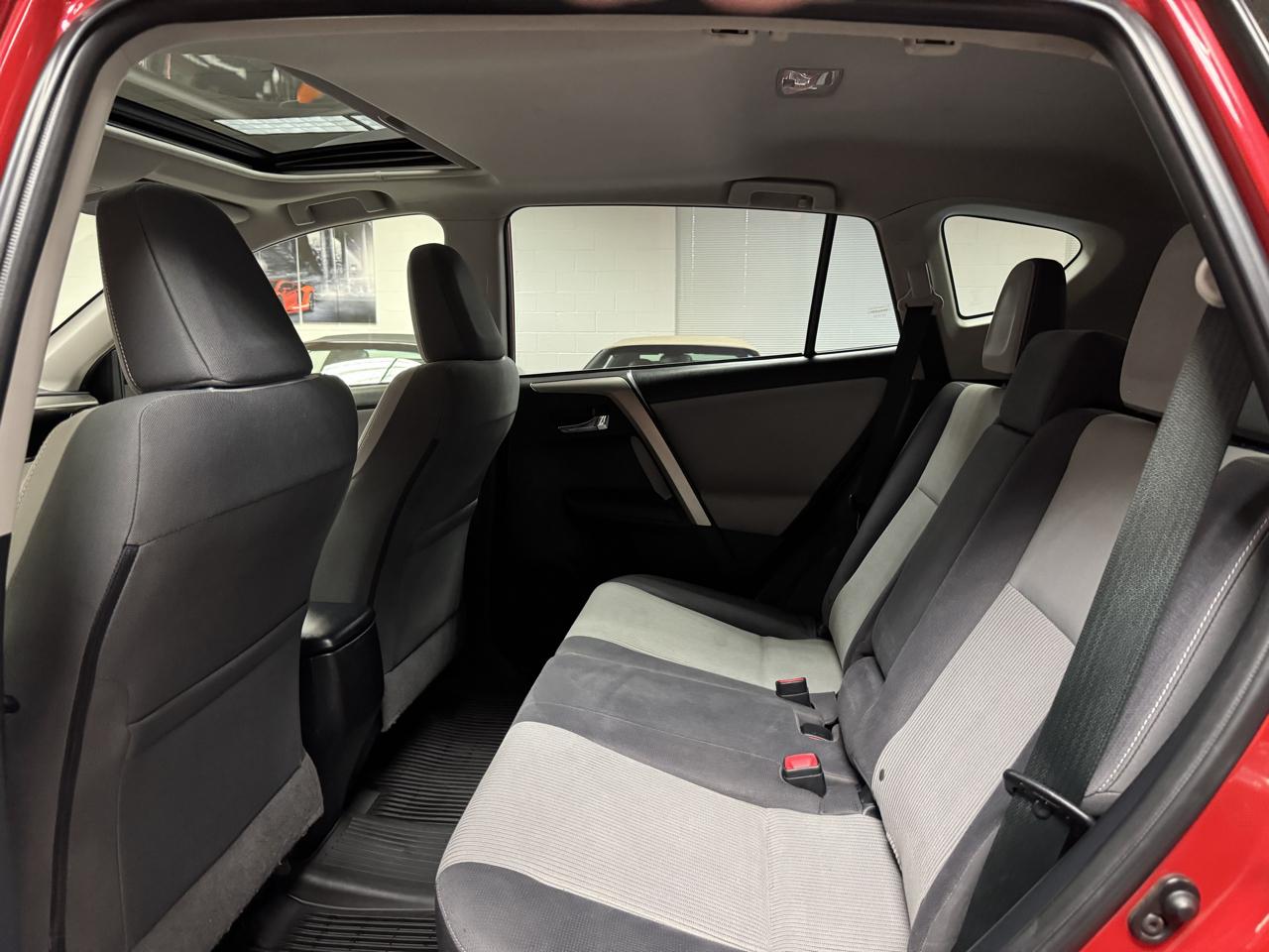 Toyota RAV4 AWD 4dr XLE (Natl) 2015