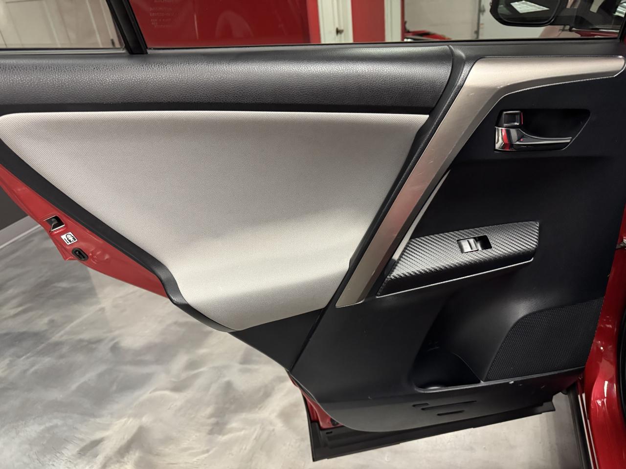 Toyota RAV4 AWD 4dr XLE (Natl) 2015