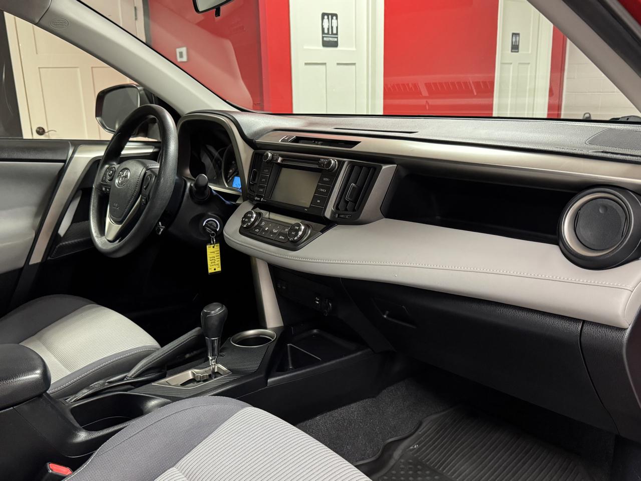Toyota RAV4 AWD 4dr XLE (Natl) 2015