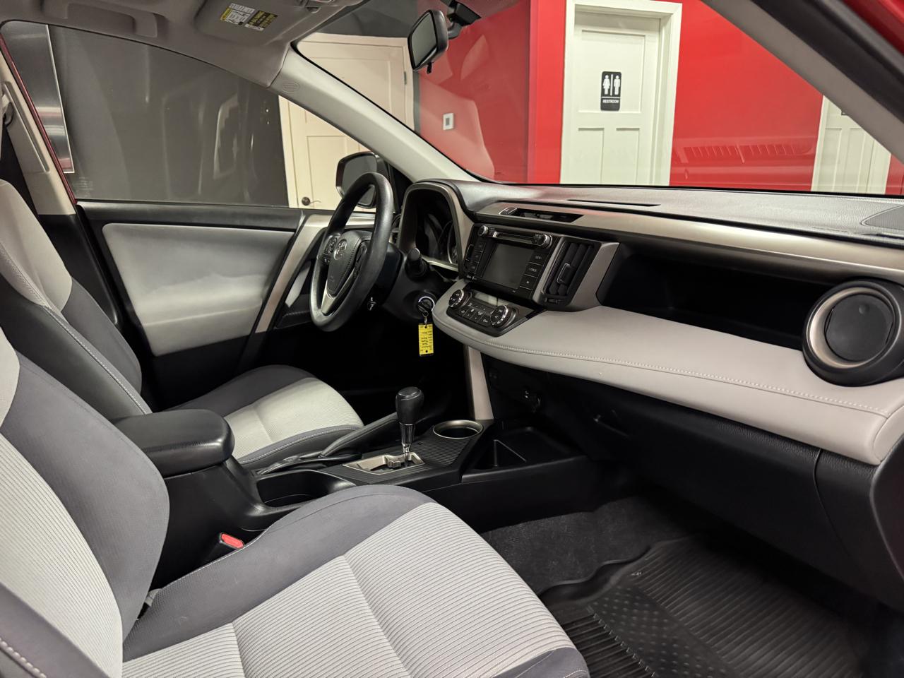 Toyota RAV4 AWD 4dr XLE (Natl) 2015
