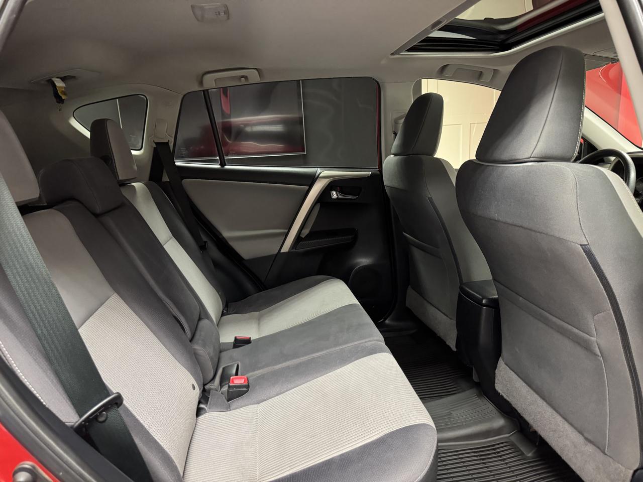 Toyota RAV4 AWD 4dr XLE (Natl) 2015