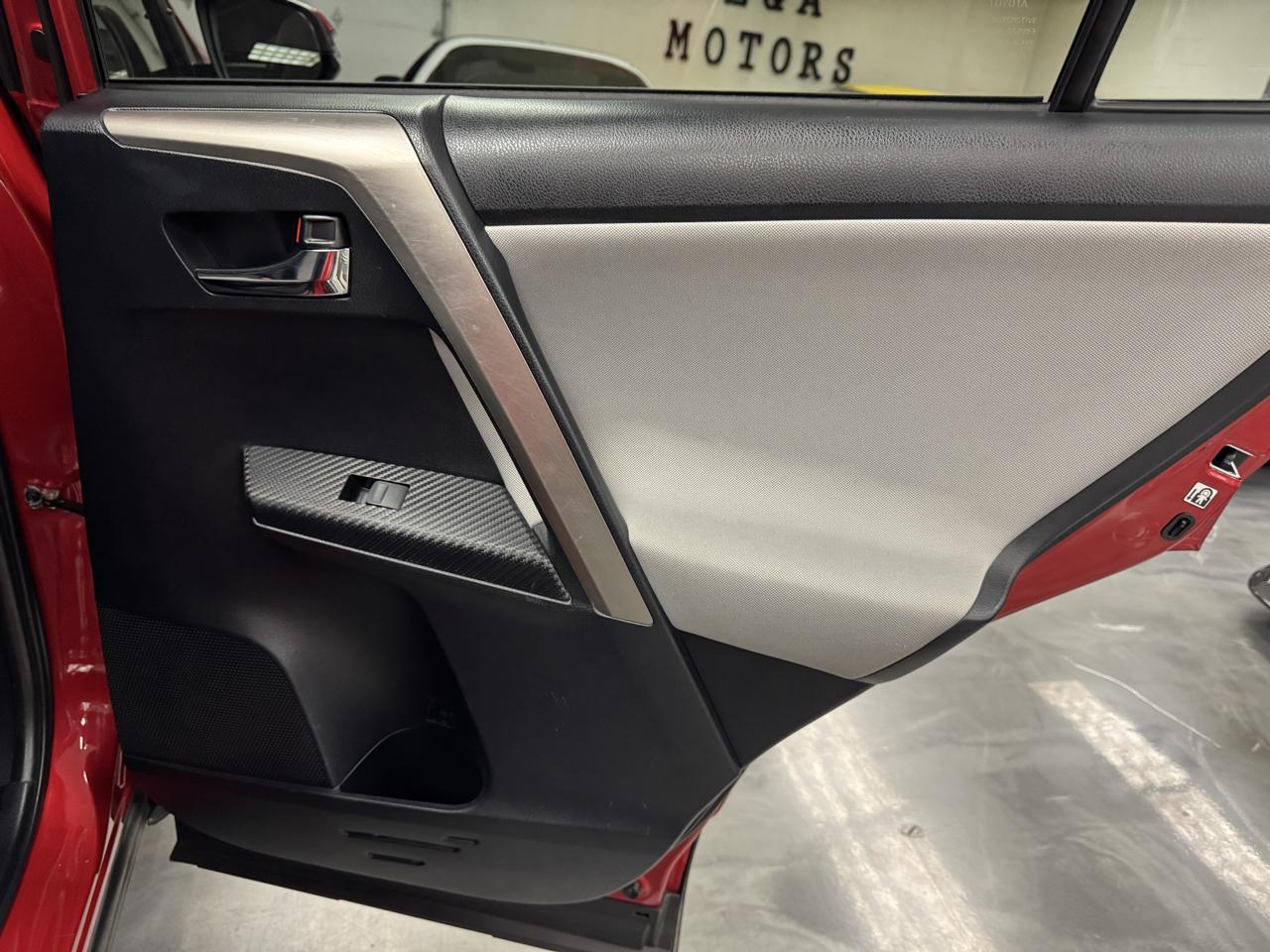 Toyota RAV4 AWD 4dr XLE (Natl) 2015