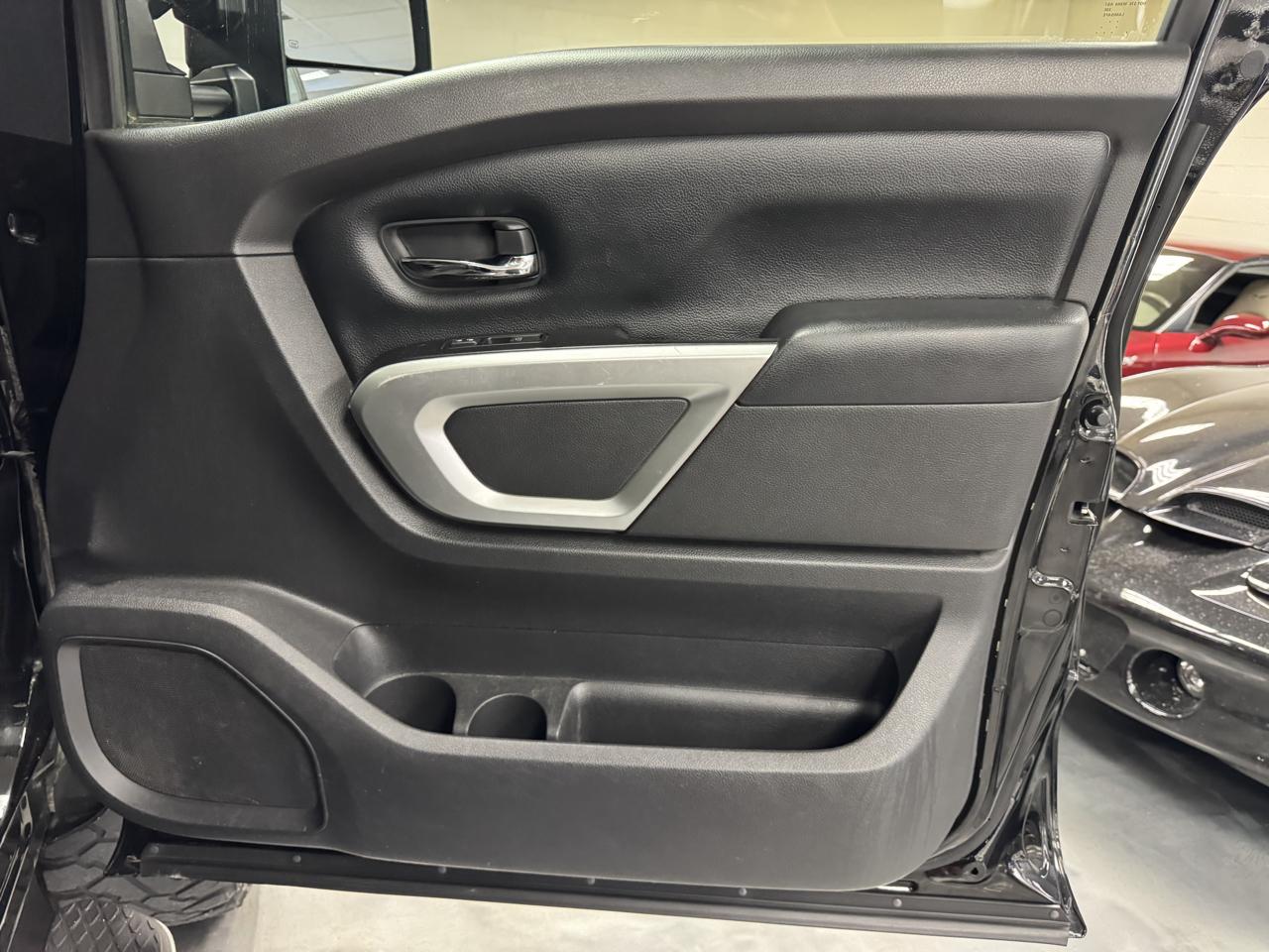 Nissan Titan XD 4x4 Crew Cab SV 2017