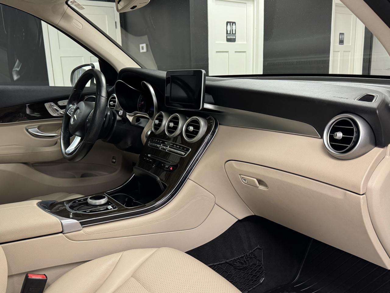 Mercedes-Benz GLC GLC 300 4MATIC SUV 2017