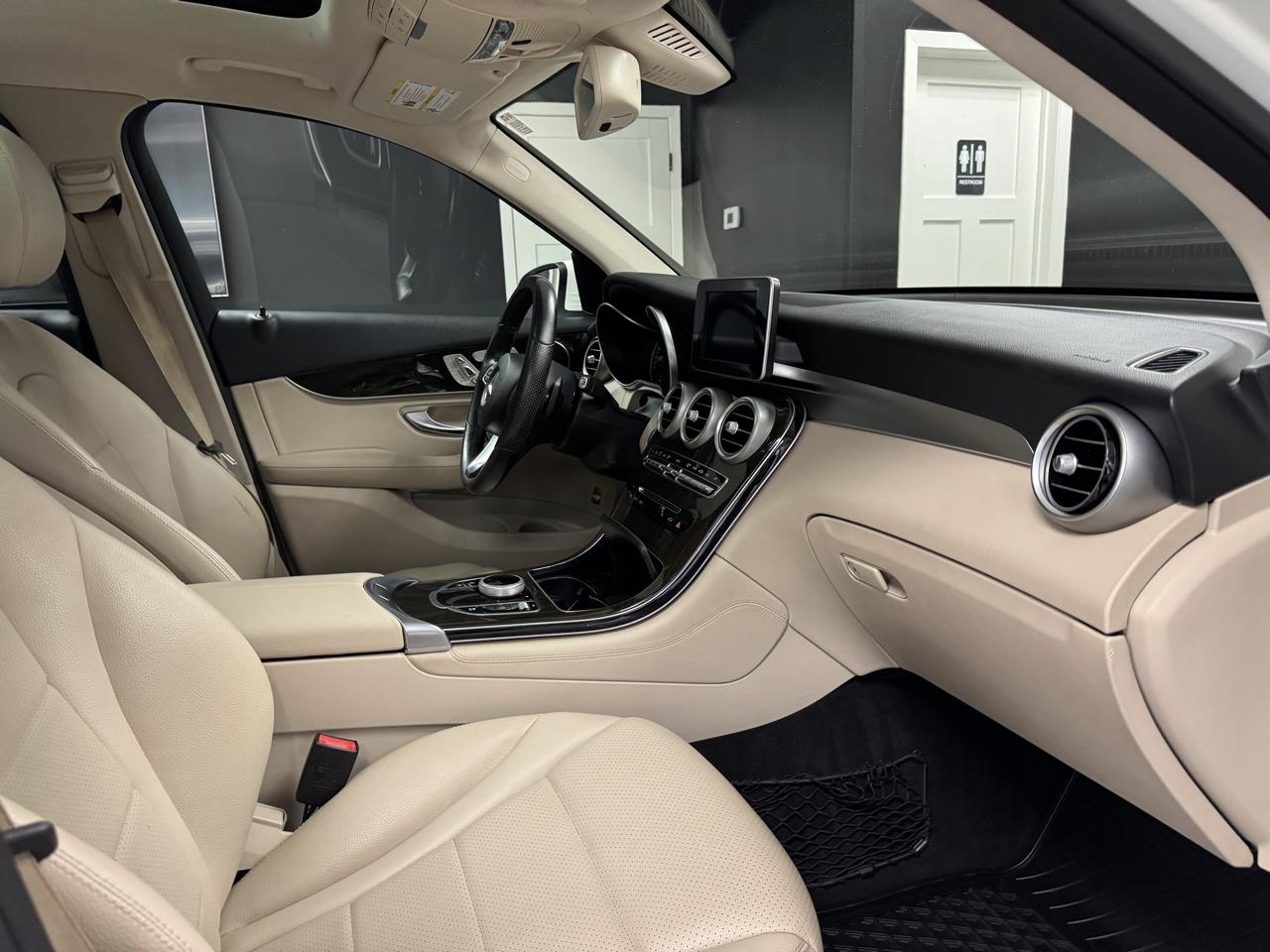 Mercedes-Benz GLC GLC 300 4MATIC SUV 2017