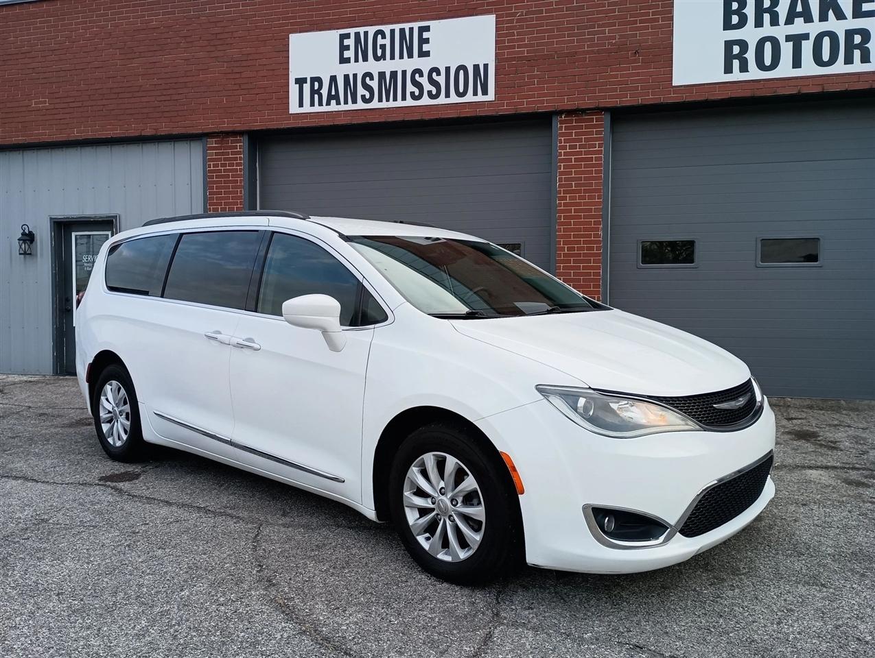 2017 Chrysler Pacifica Touring-L Minivan 4D
