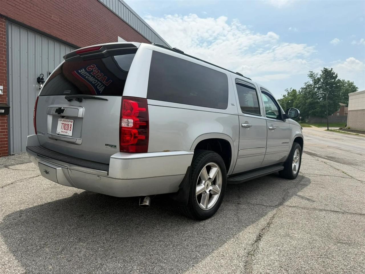 Chevrolet Suburban  2012