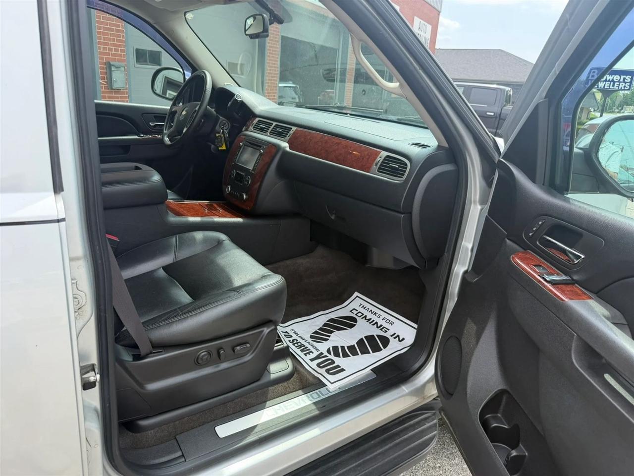 Chevrolet Suburban  2012
