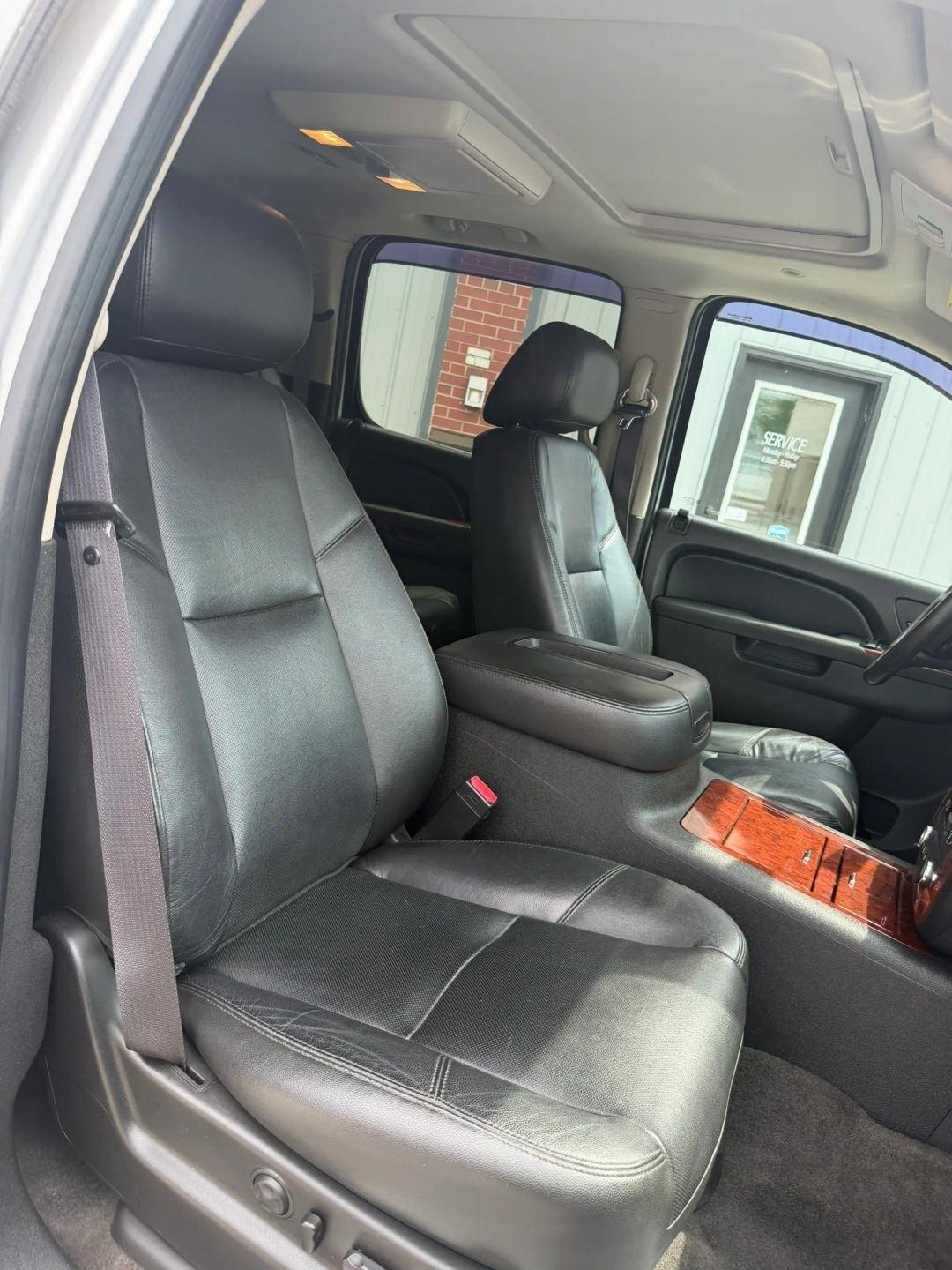 Chevrolet Suburban  2012