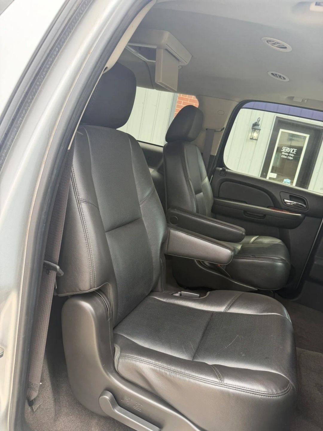 Chevrolet Suburban  2012