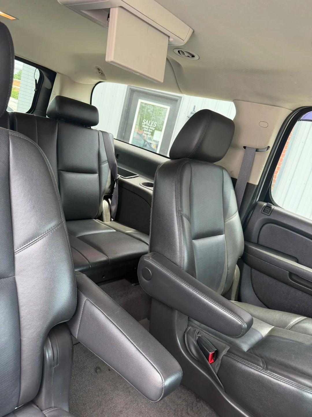 Chevrolet Suburban  2012
