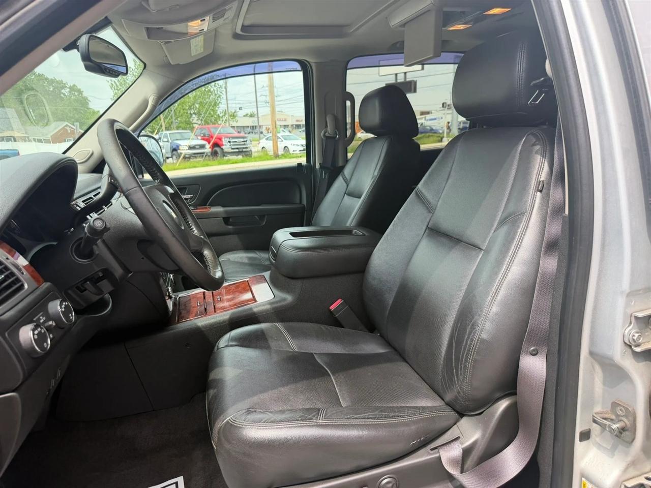 Chevrolet Suburban  2012
