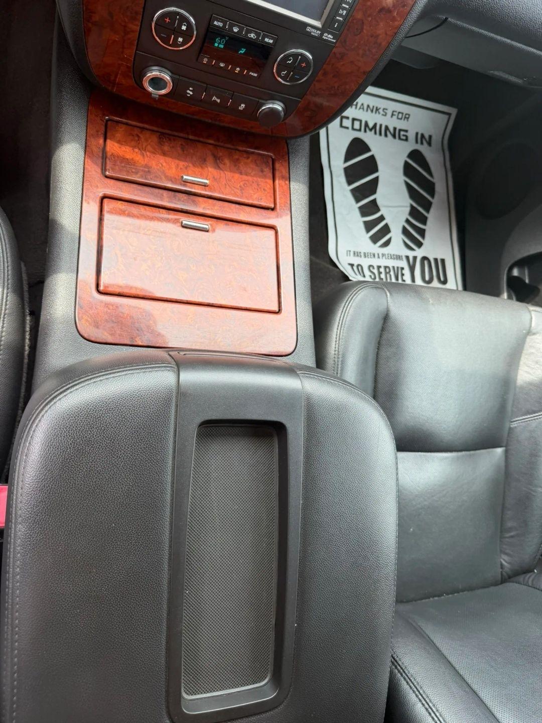 Chevrolet Suburban  2012