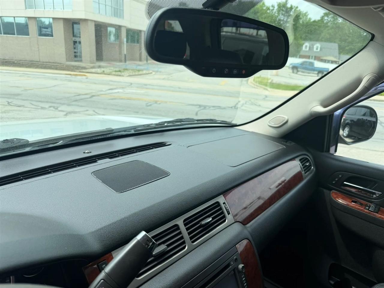Chevrolet Suburban  2012