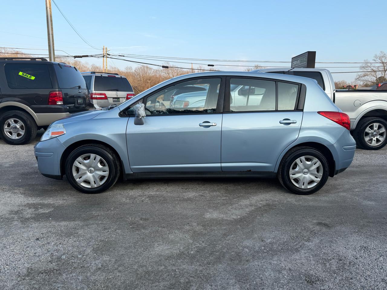 Nissan Versa 1.8 SL Hatchback 2011