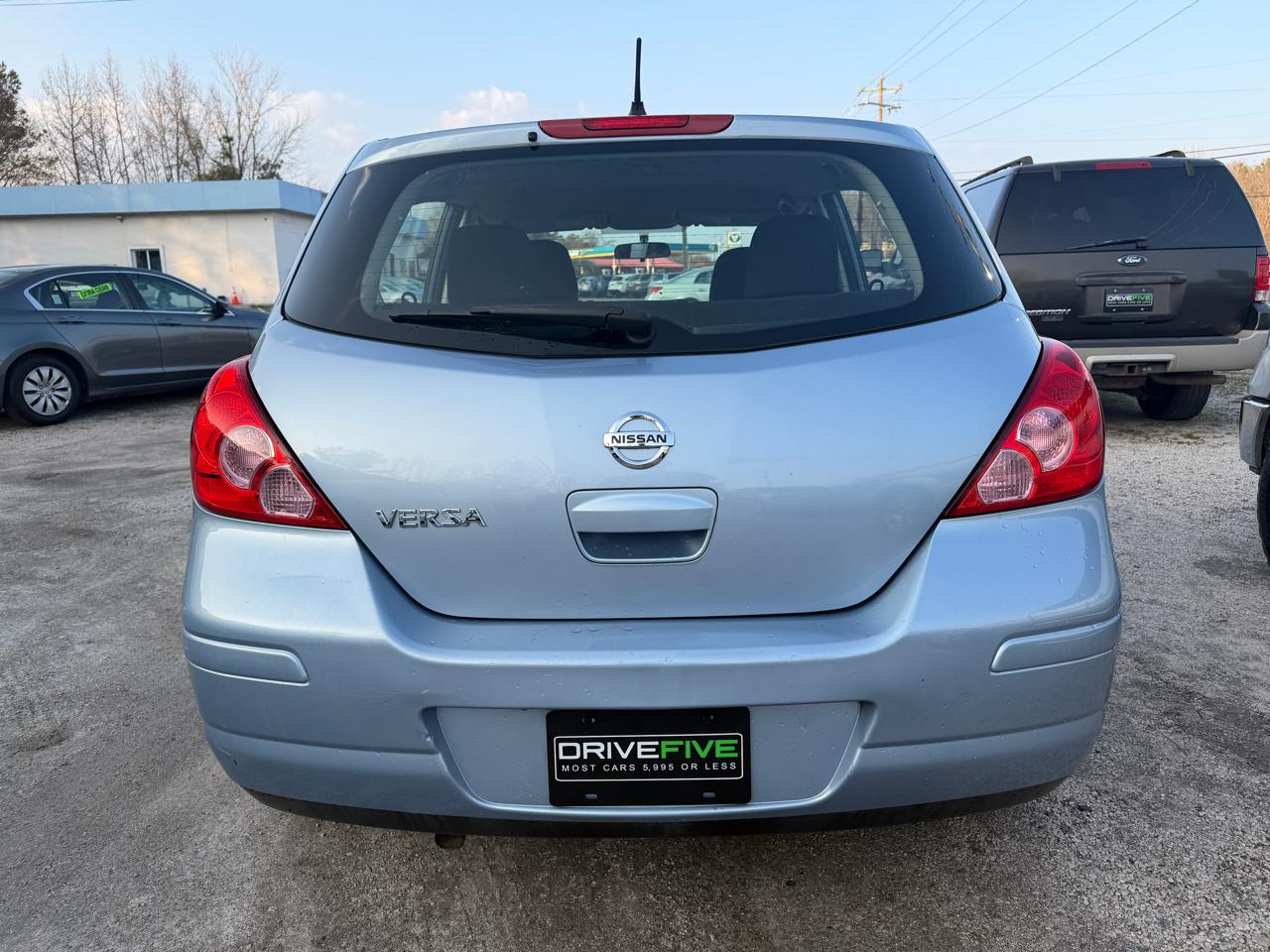 Nissan Versa 1.8 SL Hatchback 2011