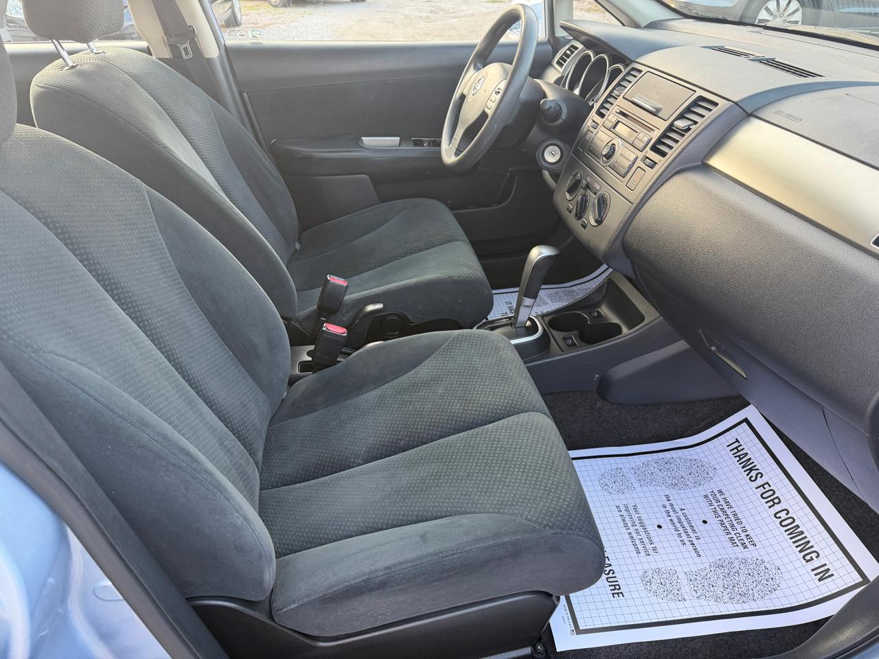 Nissan Versa 1.8 SL Hatchback 2011