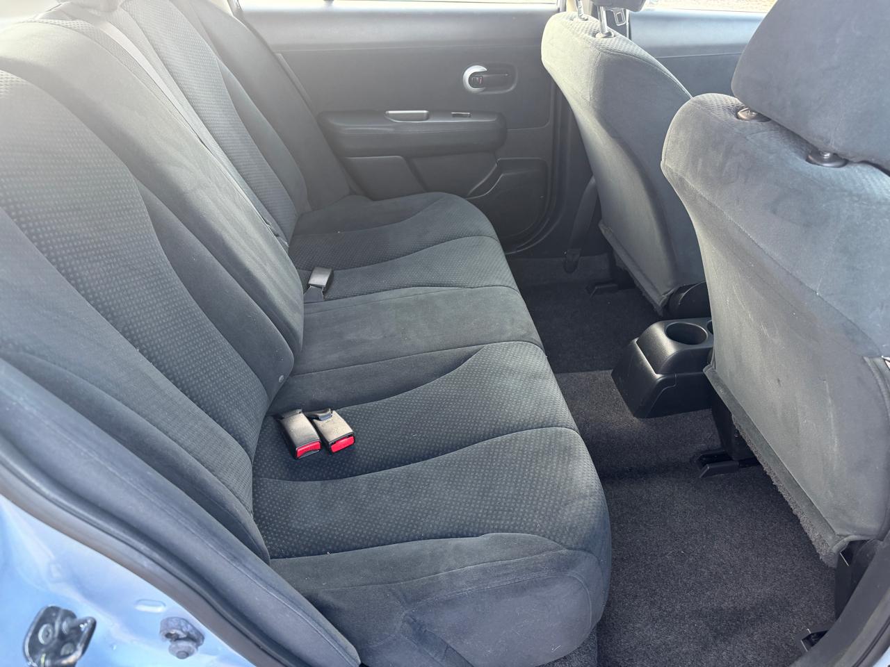 Nissan Versa 1.8 SL Hatchback 2011