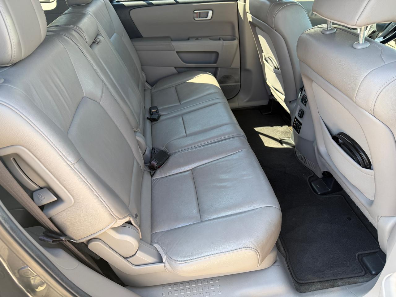 Honda Pilot Touring 2WD 5-Spd AT with DVD 2012