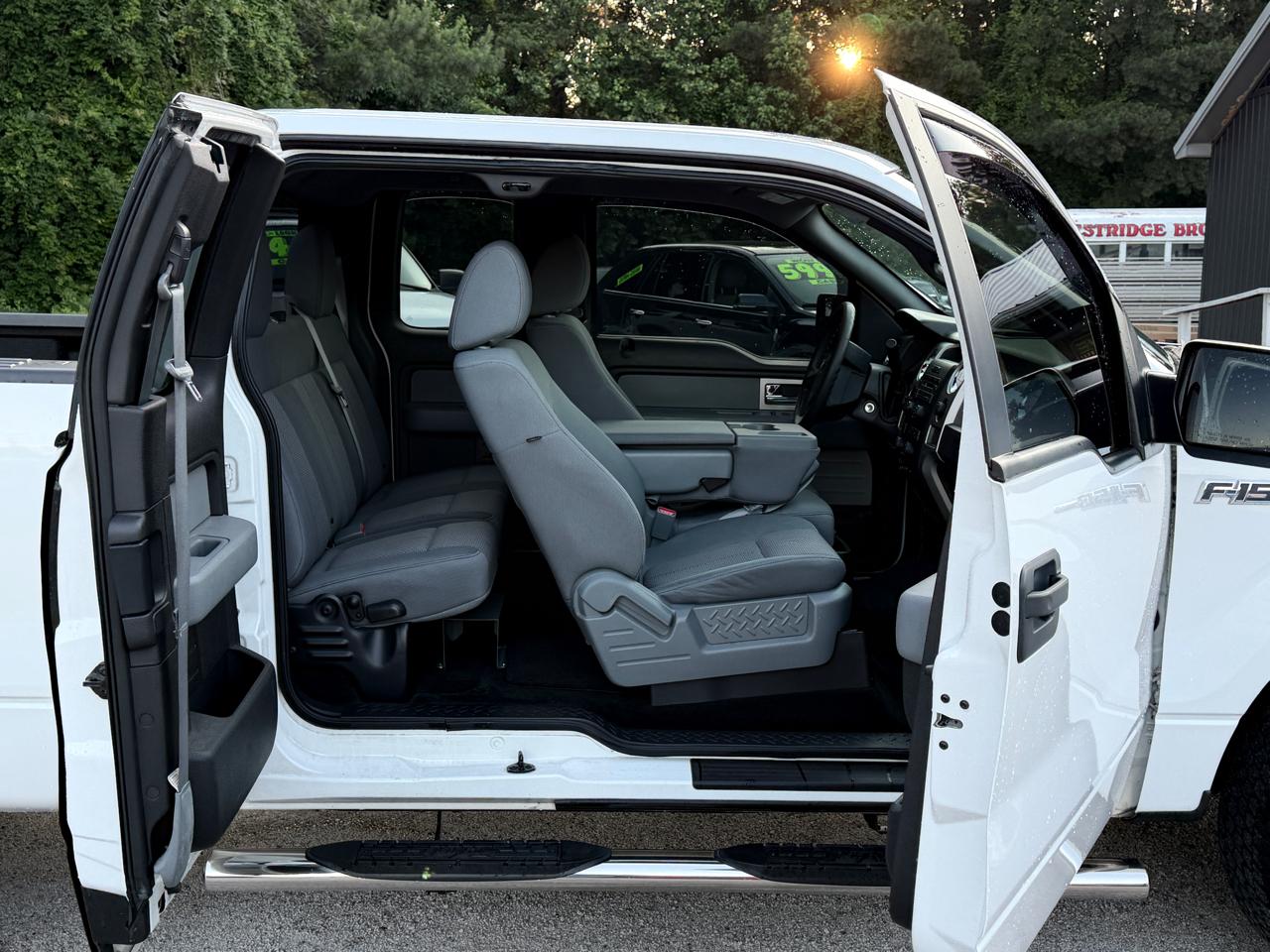 Ford F-150 2WD Reg Cab 145" XLT 2011