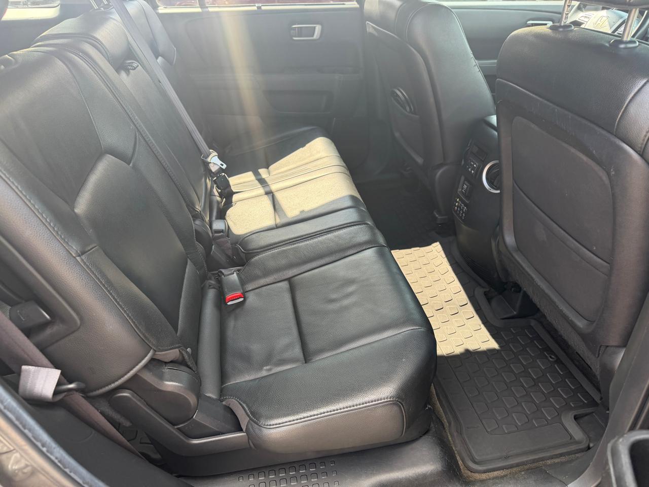Honda Pilot Touring 4WD 5-Spd AT with DVD 2012